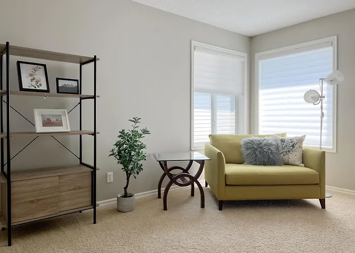 Serene And Secure Home Sweet Home With Office, 15 Mins To Airport, 20 Mins To Downtown, 90 Mins To Banff
