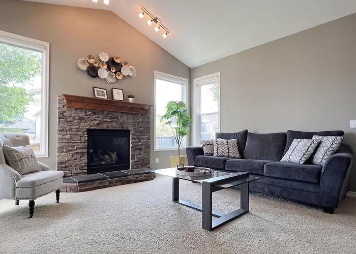 Serene And Secure Home Sweet Home With Office, 15 Mins To Airport, 20 Mins To Downtown, 90 Mins To Banff